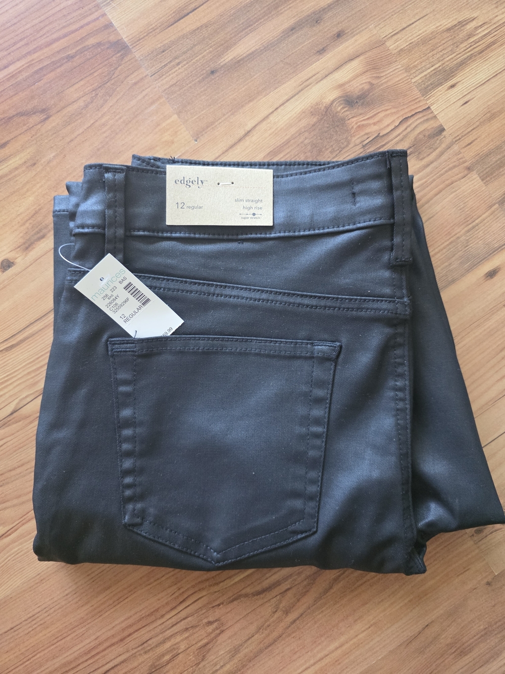 Edgely Women’s Slim Straight Jeans in Black